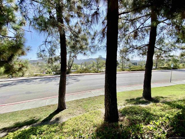 15078 Avenida Venusto, San Diego CA: https://media.crmls.org/mediaz/5d8434b9-904f-43b8-9b90-2245770cc1ae.jpg