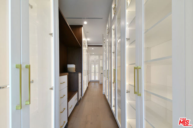 4544 Woodley Avenue, Encino CA: https://media.crmls.org/mediaz/5d8453a0-ac31-46c1-9408-7f646ae281fb.jpg