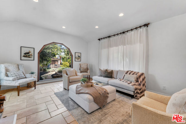 11242 Kling Street photo 5