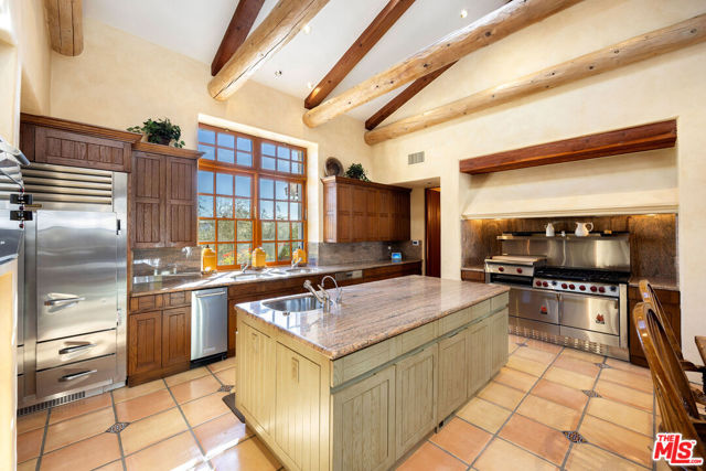 25127 Jim Bridger Road, Hidden Hills CA: https://media.crmls.org/mediaz/5d84ddf7-3a29-4eef-9821-b6430e1b7aca.jpg