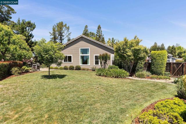 21 Mercury Ct, Pleasant Hill CA: https://media.crmls.org/mediaz/5d84efee-7815-427e-b1b9-908bcd9b4c0a.jpg