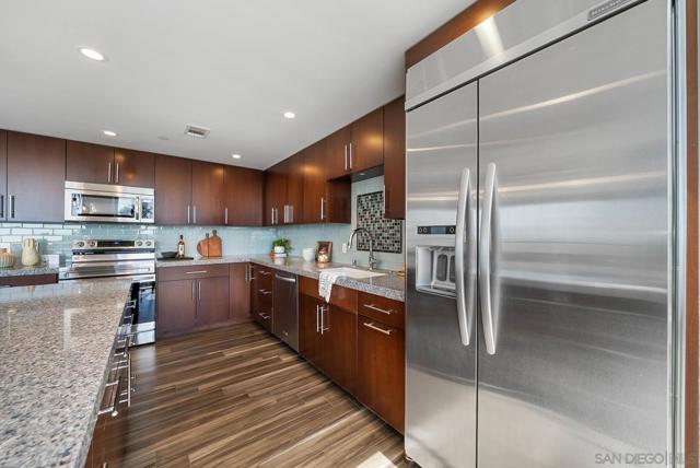 1810 Avenida Del Mundo, Coronado CA: https://media.crmls.org/mediaz/5d86bfeb-f626-4415-8784-b5483fb44f6b.jpg