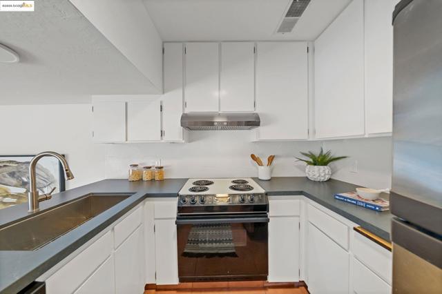 3501 35Th Ave, Oakland CA: https://media.crmls.org/mediaz/5d86cdc3-aae3-465b-9b6d-7e19c7e6a957.jpg