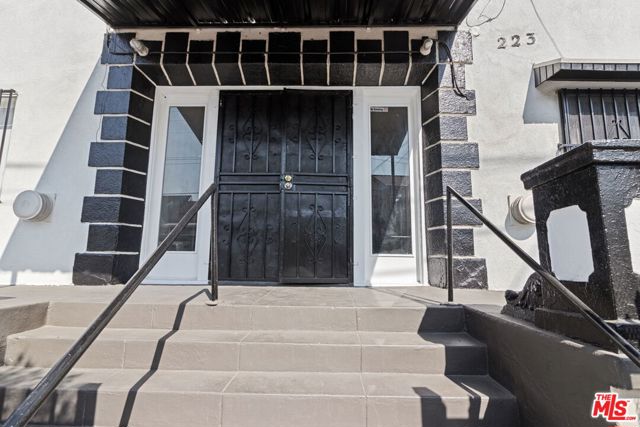 223 N Breed Street, Los Angeles CA: https://media.crmls.org/mediaz/5d880735-e14f-4458-8e19-74c3cb7f676e.jpg