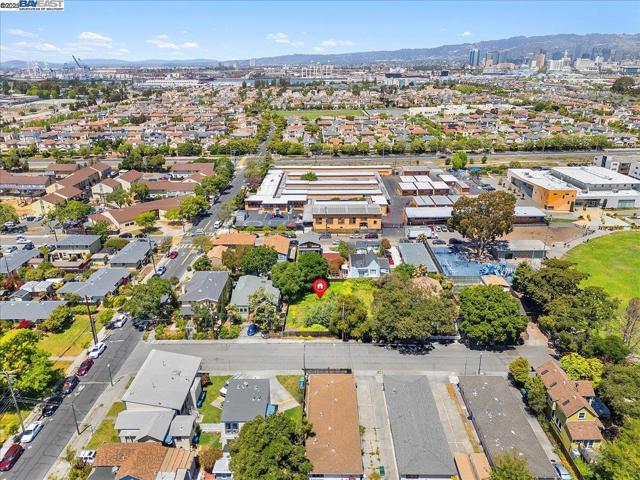 310 Spruce St, Alameda CA: https://media.crmls.org/mediaz/5d8b2302-4bf2-4391-ac68-7ad12c470764.jpg