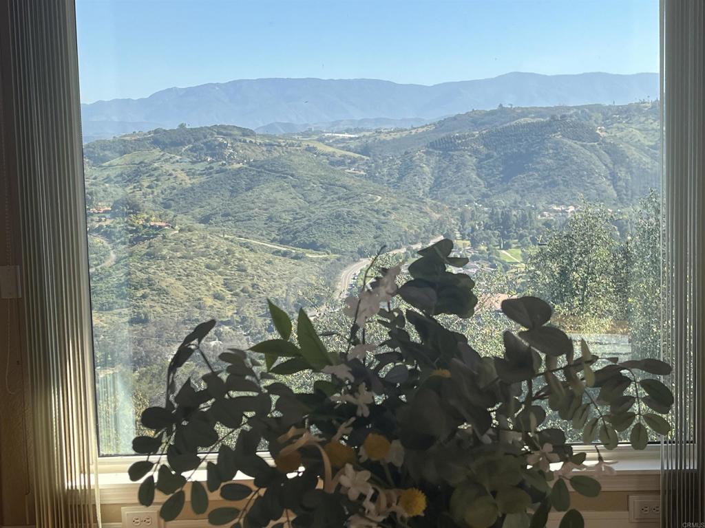 https://media.crmls.org/mediaz/5d8b7936-0891-40ff-a199-d6d3f0720ac3.jpg?preset=X-Large