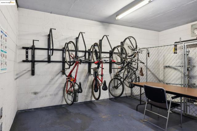 424 Staten Ave, Oakland CA: https://media.crmls.org/mediaz/5d8bba27-7e0b-49d6-9498-3feb9b7c14b3.jpg
