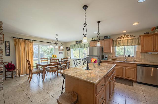 914 Junipero Way, Salinas CA: https://media.crmls.org/mediaz/5d8ccd63-e0f5-49a4-b938-1349a4053bf6.jpg