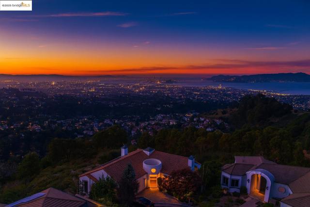 6413 Gwin Ct, Oakland CA: https://media.crmls.org/mediaz/5d8cd27f-01b8-4d4d-b14c-796fbb4c7a99.jpg