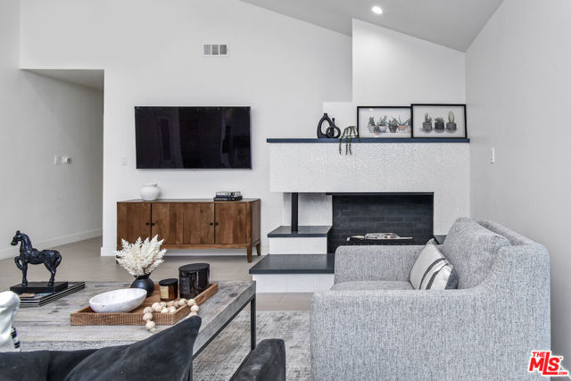 4512 Libbit Avenue, Encino CA: https://media.crmls.org/mediaz/5d8de238-a55b-468e-be67-0717c5a34bea.jpg