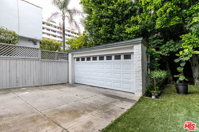 1358 Holmby Avenue, Los Angeles CA: https://media.crmls.org/mediaz/5d8f0656-f1b8-4640-9b86-7447611e53f3.jpg