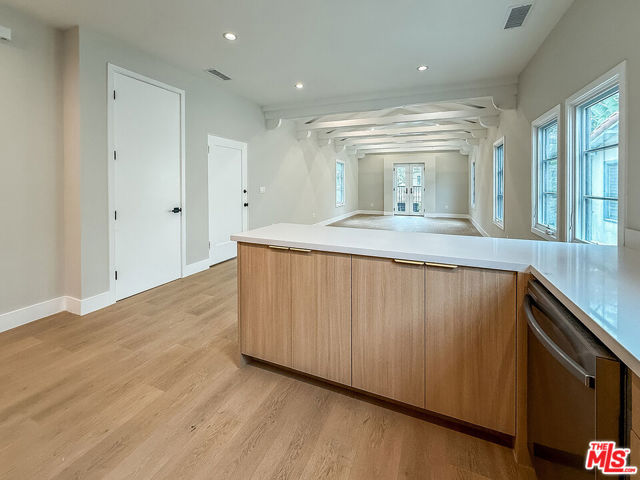 150 N Arnaz Drive, Beverly Hills CA: https://media.crmls.org/mediaz/5d8ff53d-4280-4226-9b45-aca525e54b3a.jpg