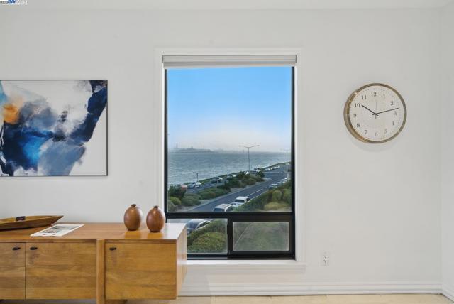 3 Commodore Dr, Emeryville CA: https://media.crmls.org/mediaz/5d8ffa29-f766-4186-883b-904123edc3b1.jpg