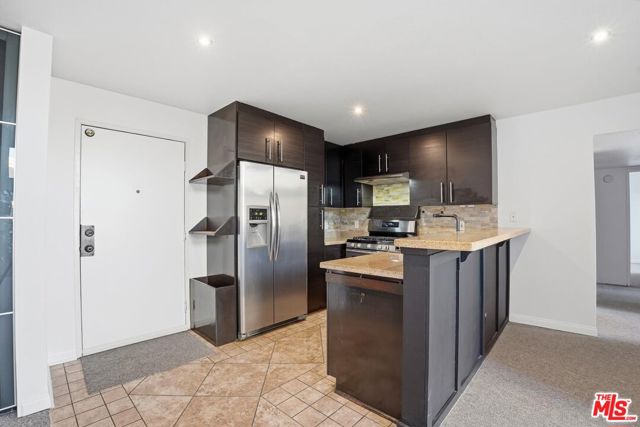 5530 Owensmouth Avenue, Woodland Hills CA: https://media.crmls.org/mediaz/5d9021c7-ffa3-46e3-8582-2147c336a263.jpg