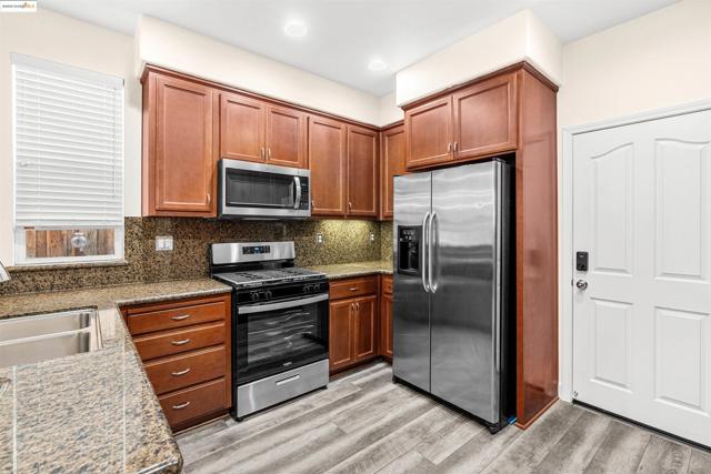 206 Hamlin Loop, Walnut Creek CA: https://media.crmls.org/mediaz/5d905aed-c696-4915-96a7-e20c9a4e554d.jpg
