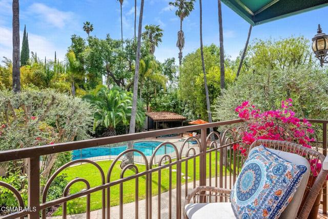 4456 Hayvenhurst Avenue, Encino CA: https://media.crmls.org/mediaz/5d90886b-d570-406d-9847-198e4800428c.jpg