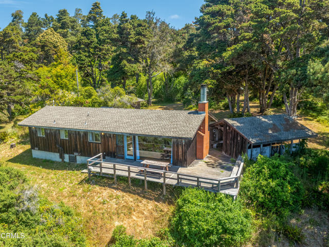 16920 Ocean Drive, Fort Bragg CA: https://media.crmls.org/mediaz/5d93e3a3-fa8f-4c4d-84d4-d8103989891c.jpg