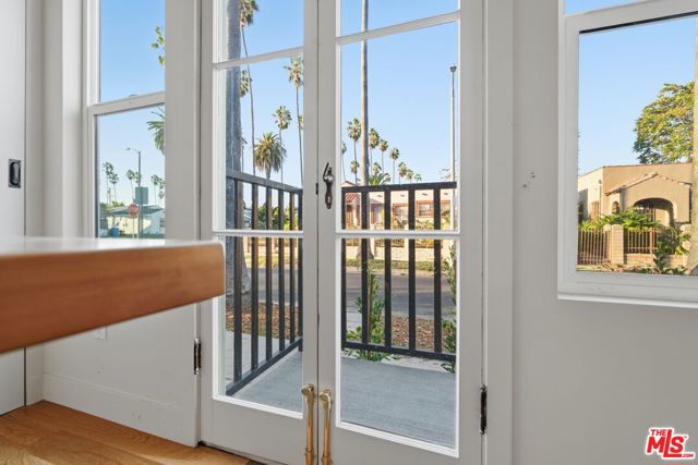 5200 S St Andrews Place, Los Angeles CA: https://media.crmls.org/mediaz/5d93f772-fe73-48f7-8031-6e92dc4394b4.jpg