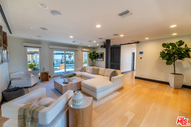 21607 Rambla Vista, Malibu CA: https://media.crmls.org/mediaz/5d943386-4b75-4cdd-ab11-25a305d46669.jpg