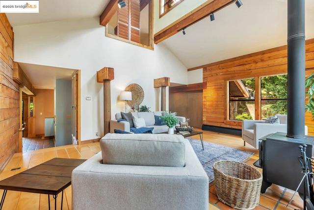 5950 Grizzly Peak Blvd, Oakland CA: https://media.crmls.org/mediaz/5d95284f-387b-41bb-96e4-8d913e75eee3.jpg