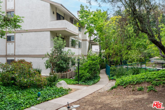 3480 Barham Boulevard, Los Angeles CA: https://media.crmls.org/mediaz/5d968244-1d80-47a9-aacb-fc376f376cfc.jpg