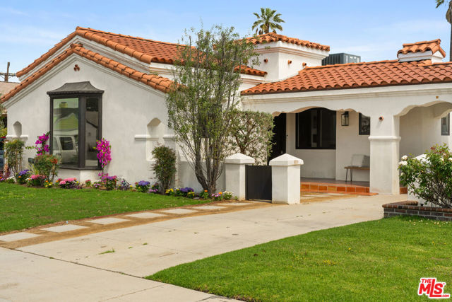 3928 S Bronson Avenue, Los Angeles CA: https://media.crmls.org/mediaz/5d96c4dd-7fe4-4966-8163-d560df1fa0ed.jpg