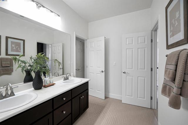 671 W Questa Trl, Mountain House CA: https://media.crmls.org/mediaz/5d9707a3-7312-46aa-8606-48748613e3c5.jpg
