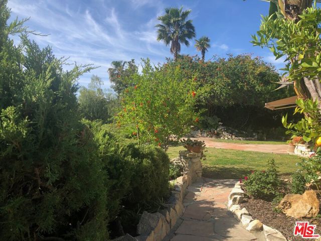 16840 Oak View Drive, Encino CA: https://media.crmls.org/mediaz/5d9789e6-2fb3-4547-8c41-94159707b78c.jpg