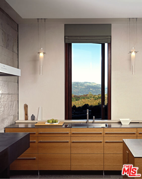 7596 Sonoma Mountain Road,  CA: https://media.crmls.org/mediaz/5d98be23-4332-4b43-a20f-2c457675ad30.jpg