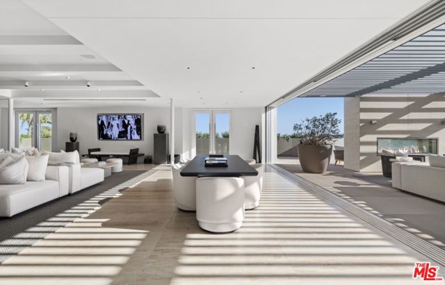 9200 Wilshire Blvd, Beverly Hills CA: https://media.crmls.org/mediaz/5d98d464-4dc0-42ab-89eb-d4203b094b18.jpg