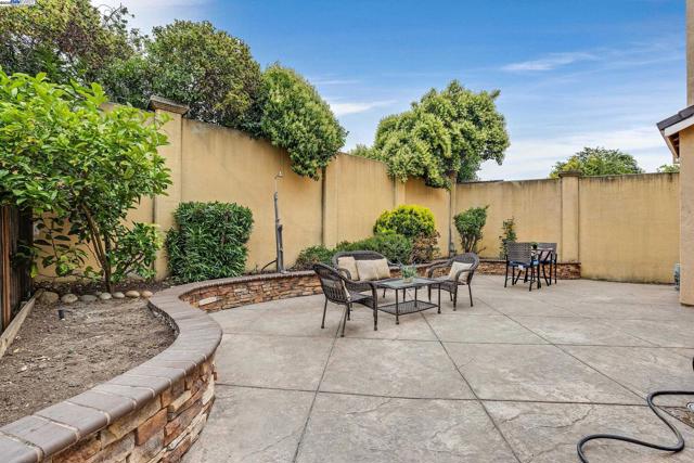 34906 Herringbone Ct, Union City CA: https://media.crmls.org/mediaz/5d9952e7-95fb-4eaa-851a-26e170913c6b.jpg