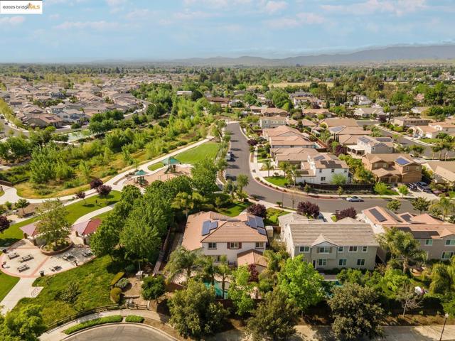 719 Monte Verde Ln, Brentwood CA: https://media.crmls.org/mediaz/5d9977b8-3bd2-453d-bda9-f79a52611800.jpg