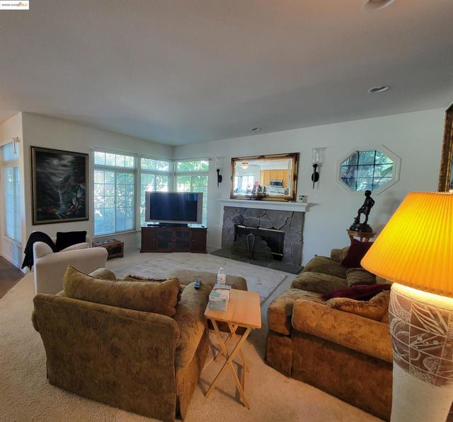 4729 Matterhorn Ct, Antioch CA: https://media.crmls.org/mediaz/5d99ae9e-8641-478d-83a8-39577504b9b0.jpg