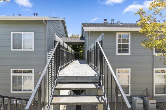 7710 Canyon Meadow Cir, Pleasanton CA: https://media.crmls.org/mediaz/5d99f5c5-69dd-45a4-b214-19187826a3c3.jpg