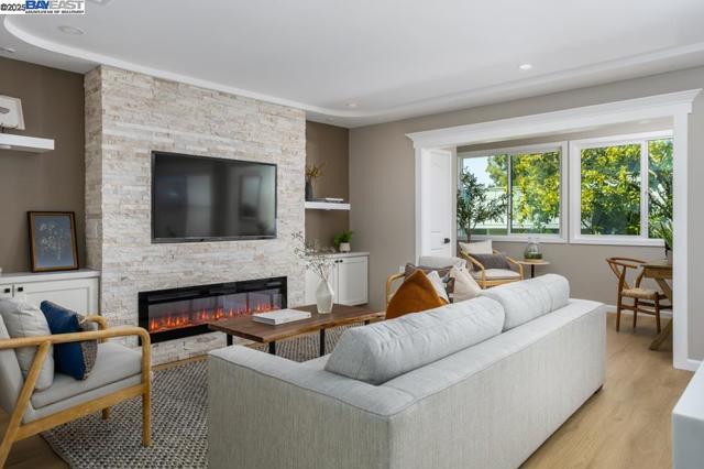 1233 Singingwood Ct, Walnut Creek CA: https://media.crmls.org/mediaz/5d9a2ab3-00d0-425b-b3bd-a5875f643cbb.jpg