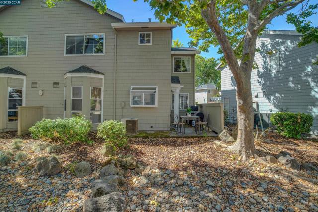 235 Pebblecreek Ct, Martinez CA: https://media.crmls.org/mediaz/5d9a8976-39f6-4d4a-adaf-f0fc4b131046.jpg