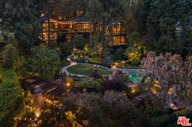 900 Napoli Drive, Pacific Palisades CA: https://media.crmls.org/mediaz/5d9b8ca9-1e03-4490-8151-0e0657bcc99c.jpg