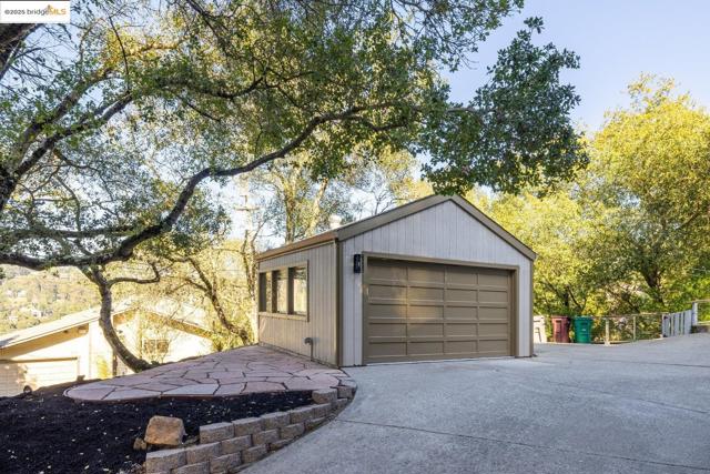 6566 Chelton Dr, Oakland CA: https://media.crmls.org/mediaz/5d9cc560-73bc-473b-929d-1269619a5ff3.jpg