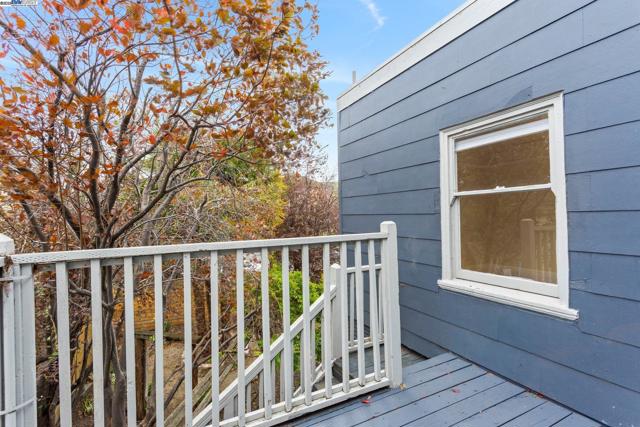 857 Athens Ave, Oakland CA: https://media.crmls.org/mediaz/5d9d0a52-cb7e-4812-9857-880e5817f66f.jpg