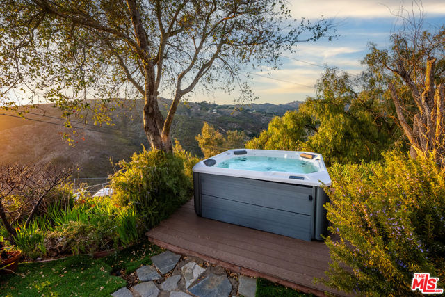 4350 Hillview Drive, Malibu CA: https://media.crmls.org/mediaz/5d9e6487-66ba-489c-9185-5edef73611d6.jpg