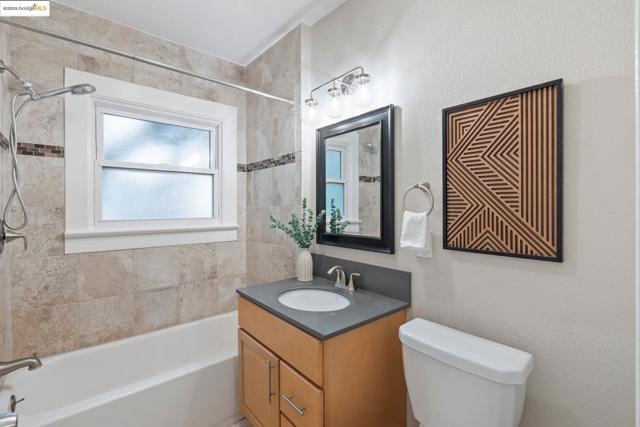 1006 Glendora Ave, Oakland CA: https://media.crmls.org/mediaz/5d9e70e6-3db2-47ec-968f-d8ee2ce27287.jpg