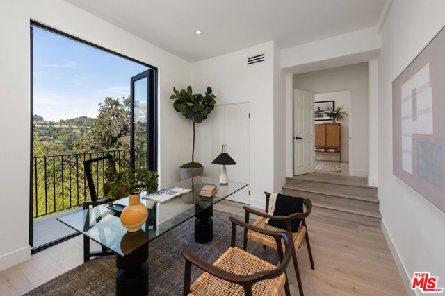 9714 Oak Pass Road, Beverly Hills CA: https://media.crmls.org/mediaz/5d9ebaa8-79d9-4428-970c-481c6f2d8343.jpg