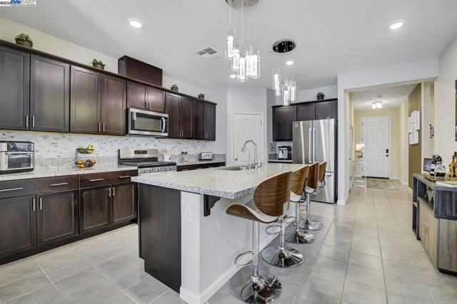 4014 Kenwood Cir, Oakley CA: https://media.crmls.org/mediaz/5d9f757b-3d9b-4ac1-956b-422513198fff.jpg