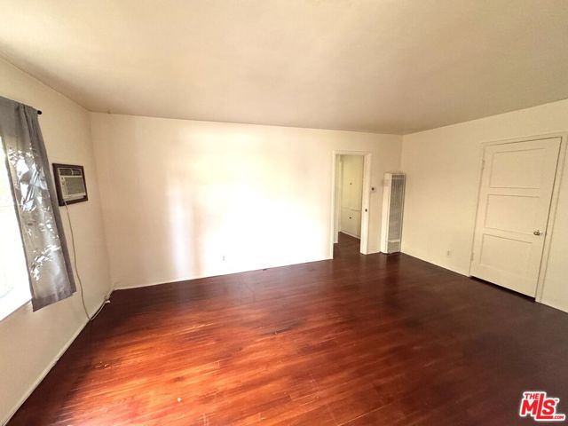 11928 Magnolia Boulevard, Valley Village CA: https://media.crmls.org/mediaz/5d9ffbf1-cb21-4b25-b132-cca7e1dc7311.jpg