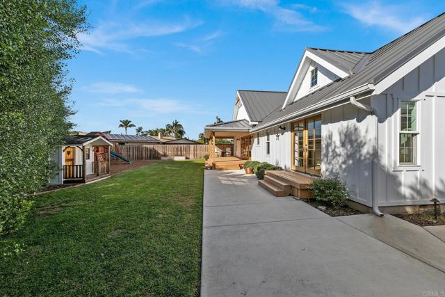 2103 Loquat Place, Oceanside CA: https://media.crmls.org/mediaz/5da09dec-dec0-49f9-96d6-41b61207eaef.jpg