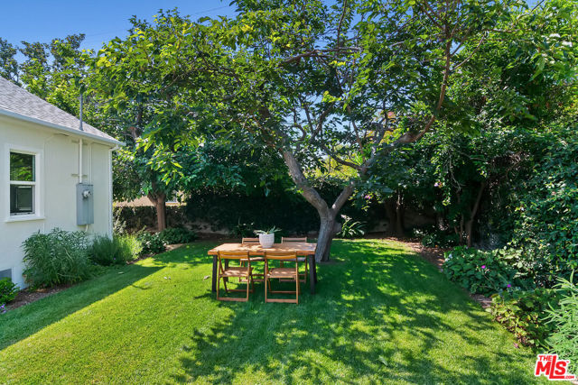 913 N Clybourn Avenue, Burbank CA: https://media.crmls.org/mediaz/5da16d1b-2972-4e47-9cf1-1856ac3914ed.jpg