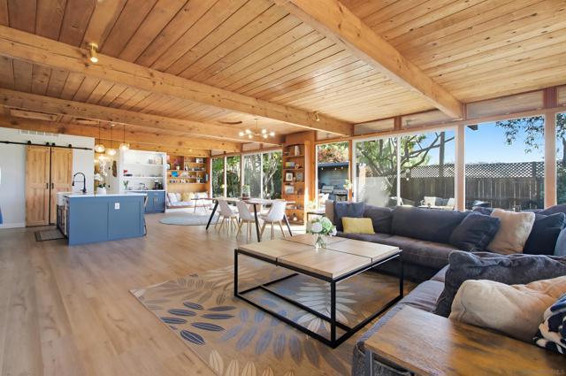 3558 Siembre St, Bonita CA: https://media.crmls.org/mediaz/5da21656-50af-4fad-a5b7-ff76215db988.jpg