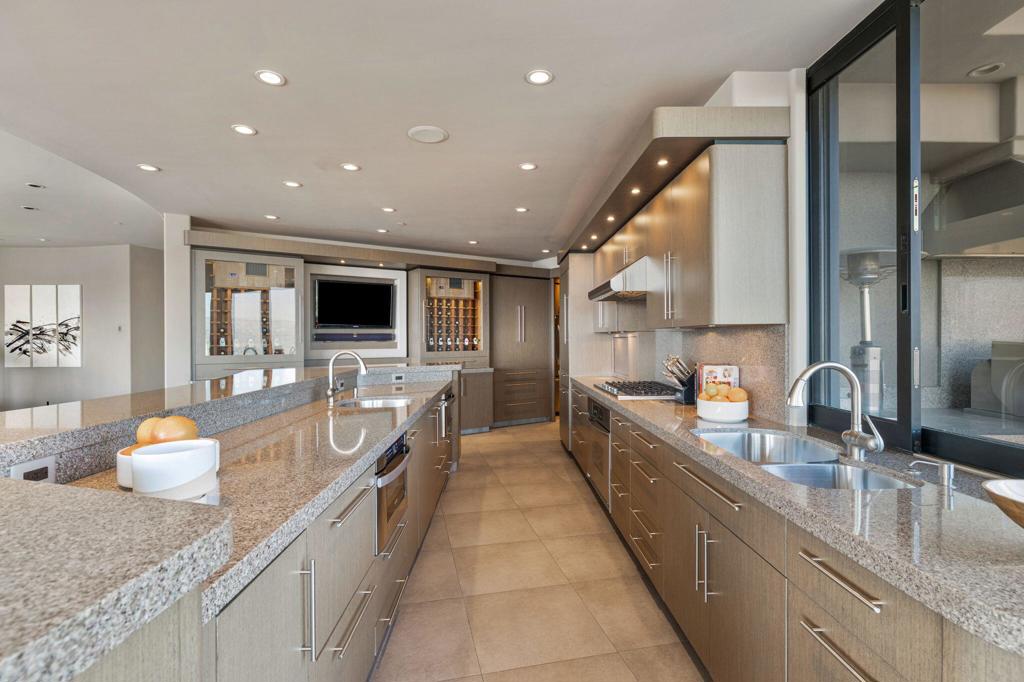 https://media.crmls.org/mediaz/5da24646-ca01-4898-ac3c-45438db8a5ef.jpg?preset=X-Large