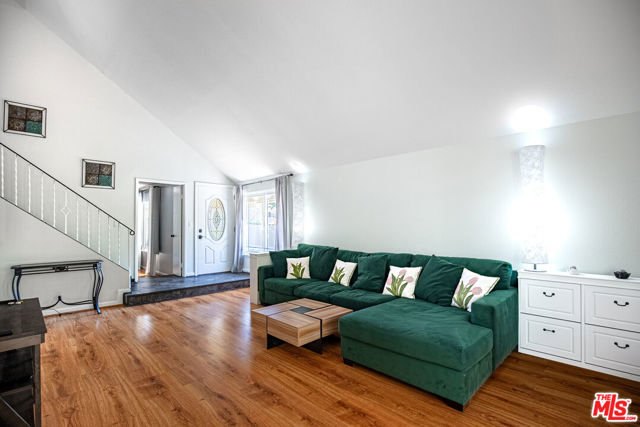 27003 Rio Prado Drive, Valencia CA: https://media.crmls.org/mediaz/5da325dd-6a10-405c-a06a-77cfd4d61372.jpg