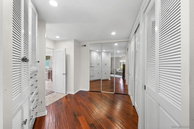 9351 La Jolla Farms Rd, San Diego CA: https://media.crmls.org/mediaz/5da39b92-9b5a-430f-bf3d-c97fc8dd636c.jpg